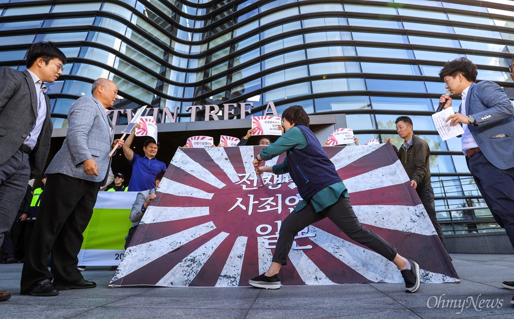  전쟁반대평화실현국민행동 활동가들이 1일 오후 서울 종로 일본대사관 앞에서 10일 열리는 '제주 국제관함식'에 욱일기를 달고 오겠다는 일본을 규탄하며 욱일기를 베는 퍼포먼스를 하고 있다.
