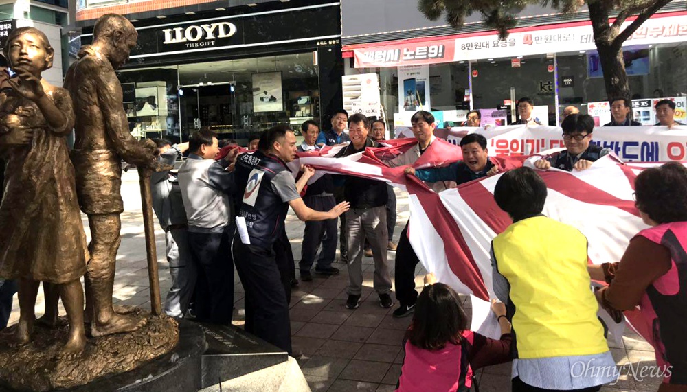  일제강제동원노동자상 경남건립추진위원회가 10월 2일 오전 창원 소재 강제동원노동자상 앞에서 "일본 제국주의 상징 욱일기의 한반도 입성일 반대"하는 기자회견을 열면서 참가자들이 욱일기는 찢었다.