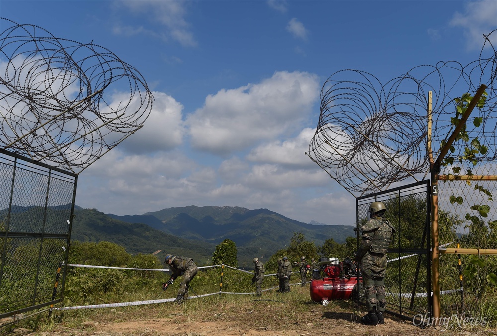 남북공동 DMZ 지뢰제거 작업 시작 9.19평양공동선언 군사분야 합의 첫 조치로 남북공동 비무장지대(DMZ)내 지뢰제거 작업이 2일 경기도 철원 5사단 지역 화살머리고지 최전방감시초소(GP) 인근에서 실시되고 있다. 화살머리고지는 한국전쟁 당시 격전이 벌어진 곳으로 국군, 북한군, 유엔군, 중공군 전사자들의 유해가 묻혀있을 것으로 추정된다. 