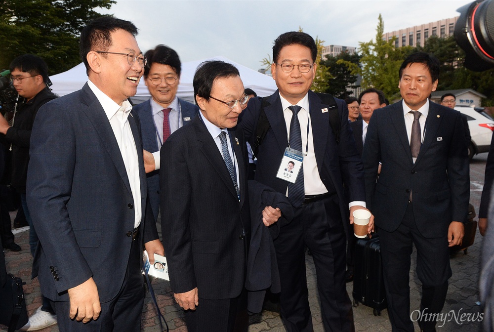  평양에서 열리는 10.4 남북공동선언 기념행사에 참석하는 이해찬 민주당 대표, 송영길 의원을 비롯한 참석자들이 4일 오전 서울 광화문 경복궁 주차장에서 출발 전 잠시 이야기를 나누고 있다.