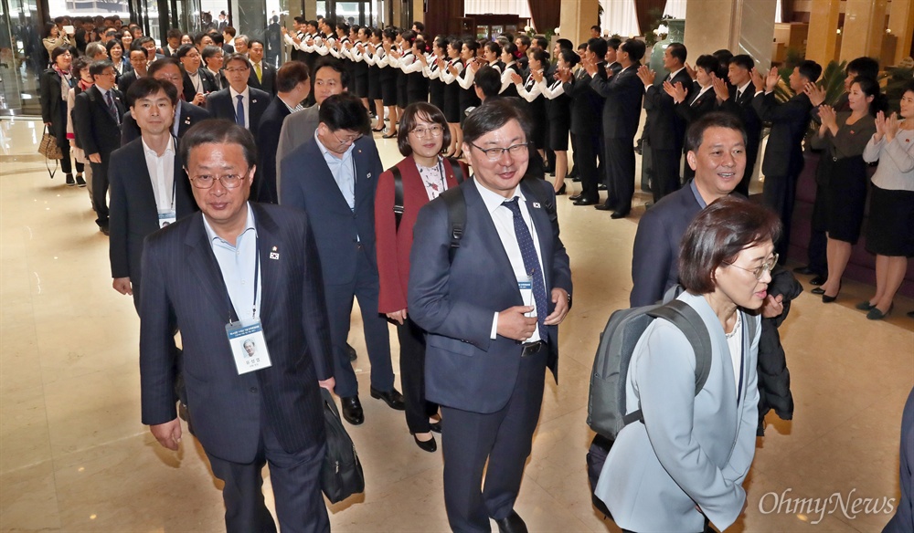  '10.4 선언 11주년 기념 민족통일대회' 참석자들이 4일 오전 평양 고려호텔에 도착해 북측 봉사원들의 환영을 받고 있다.