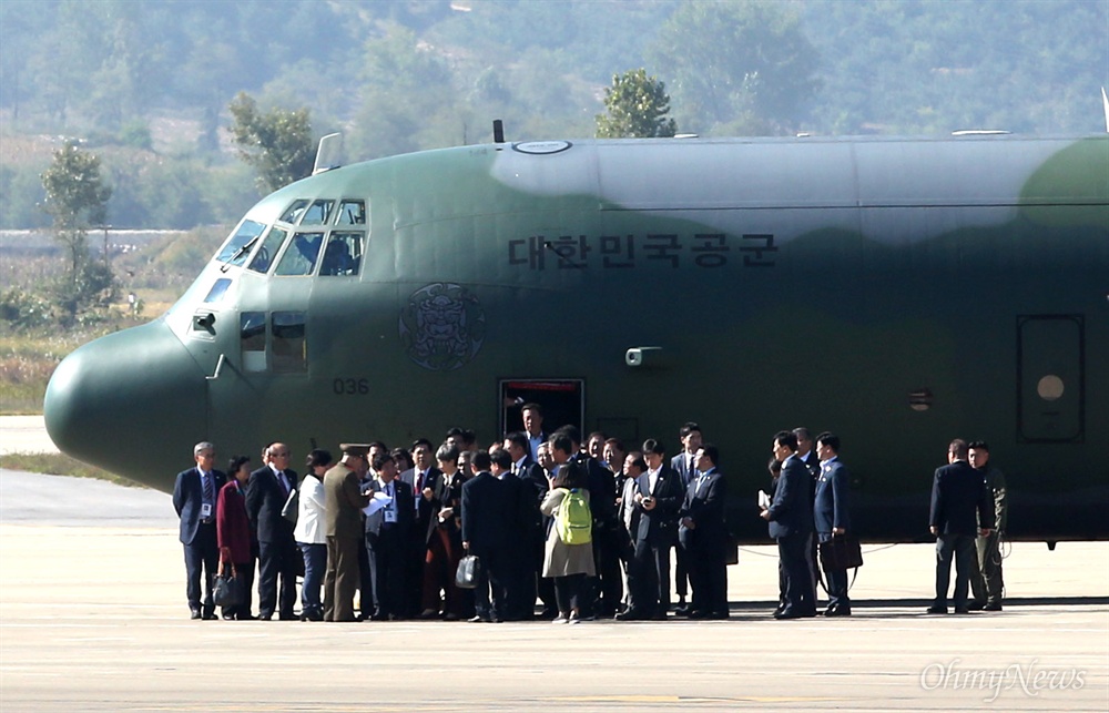 평양국제공항에 도착한 대한민국 공군기 '10.4 선언 11주년 기념 민족통일대회' 참석자들이 4일 오전 대한민국 공군기를 타고 평양 순안국제공항에 도착하고 있다.