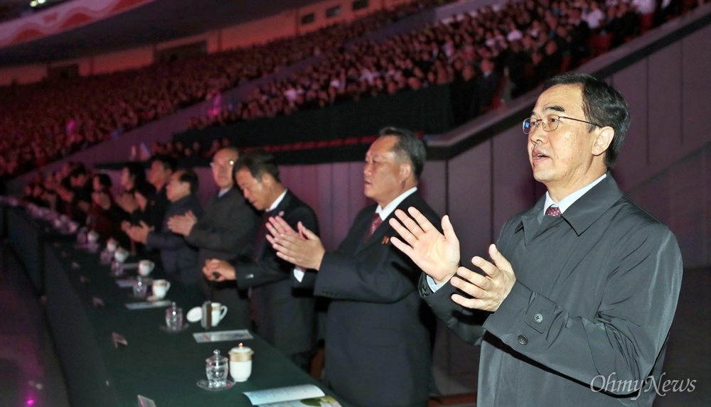  조명균 통일부 장관과 리선권 조국평화통일위원회 위원장이 5일 오후 평양 능라도 5.1경기장에서 열린 대집단체조와 예술공연 '빛나는 조국'에서 박수를 치며 '우리의 소원' 노래를 부르고 있다.