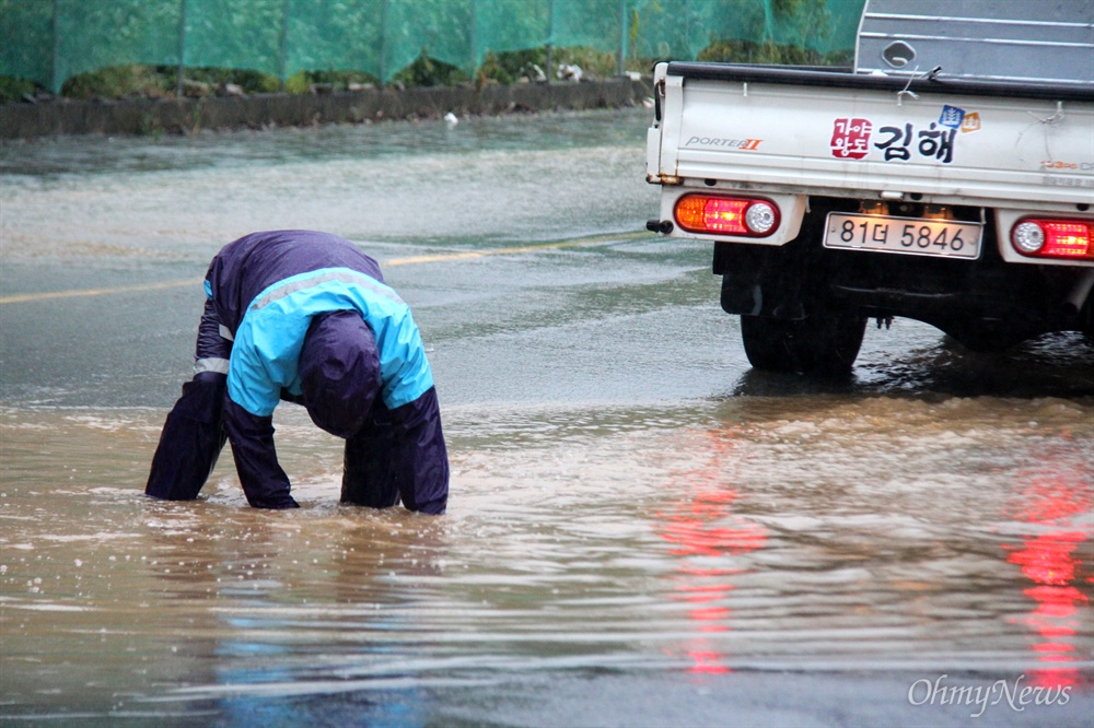  태풍 '콩레이'의 영향으로 10월 6일 오전 김해 장유지역 한 도로가 침수된 가운데, 배수 작업이 진행되고 있다.