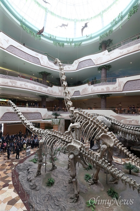 거대한 공룡뼈 전시된 평양 중앙동물원 '10.4선언 발표 11주년 기념 민족통일대회' 참석을 위해 방북한 남측대표단이 지난 6일 평양 중앙동물원을 참관했다. 거대한 공룡뼈가 전시된 평양 중앙동물원.