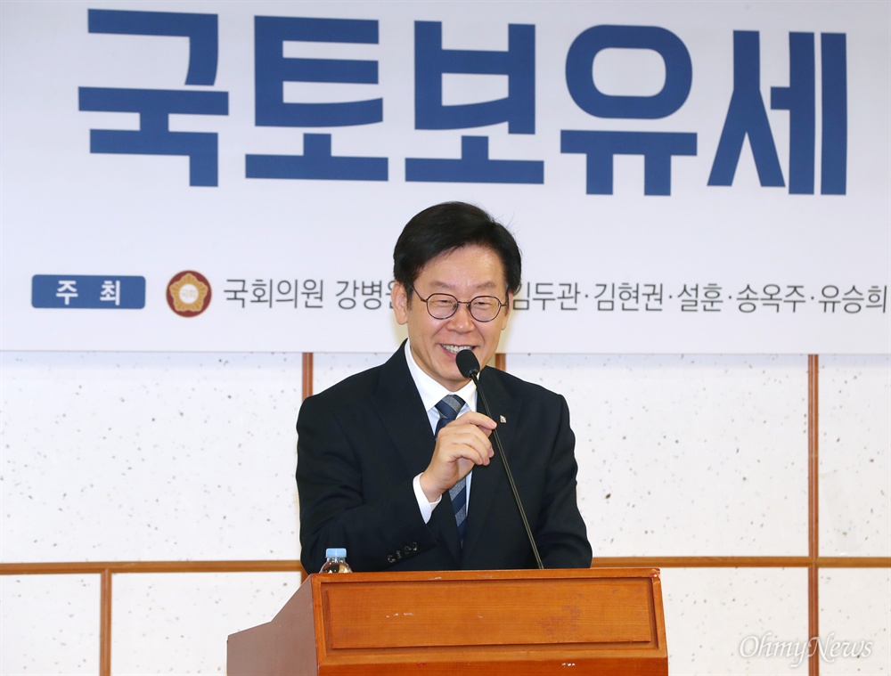 축사하는 이재명 경기지사 이재명 경기도지사가 8일 오전 서울 여의도 국회 의원회관에서 열린 국토보유세 입법화를 위한 토론회에 참석해 축사를 하고 있다. 