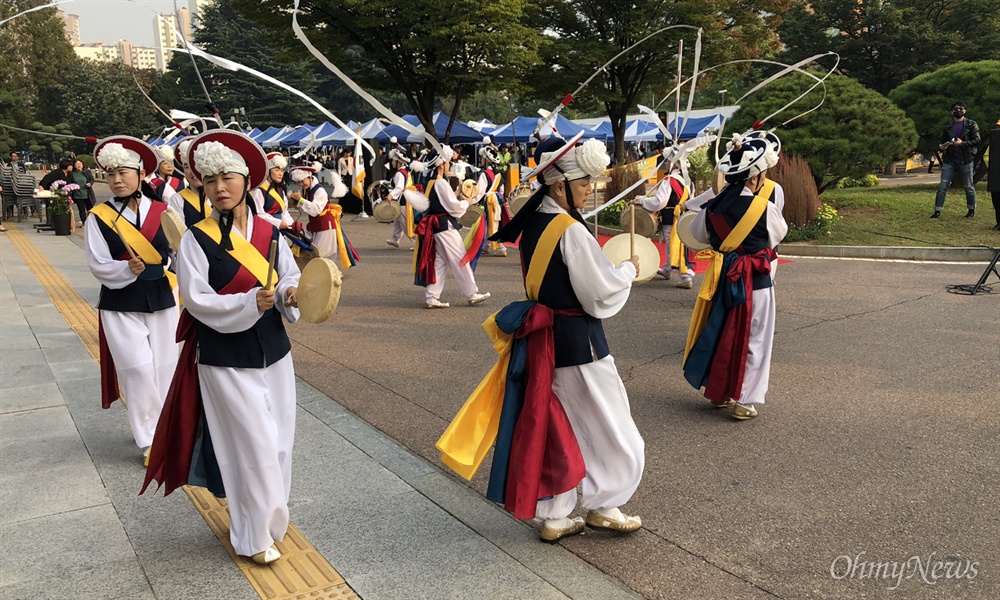  10월 15일 오후 인천시민의 날 기념식을 앞두고 시청 현관 앞 야외 기념식장에서는 부평구립풍물단의 식전 공연이 열렸다.