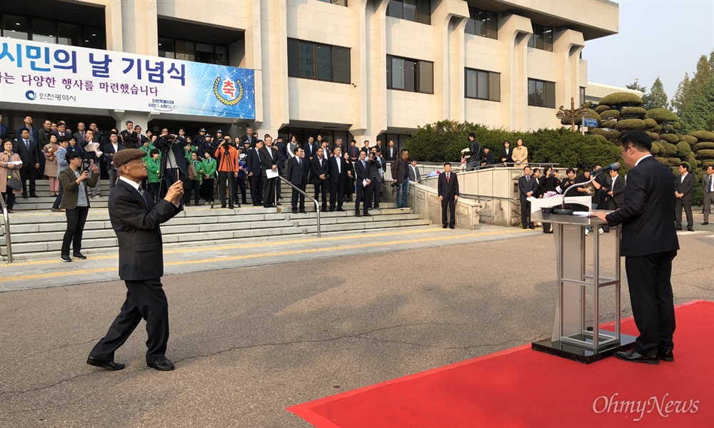  시청 현관 앞 좁은 길가에 덩그러니 놓인 작은 연탁 두 개가 없었다면 이 곳이 인천시민의 날 기념식장이라고 그 누구도 생각하지 못했을 것이다. 박남춘 시장의 축사는 3분 안팎으로 매우 짧았다.