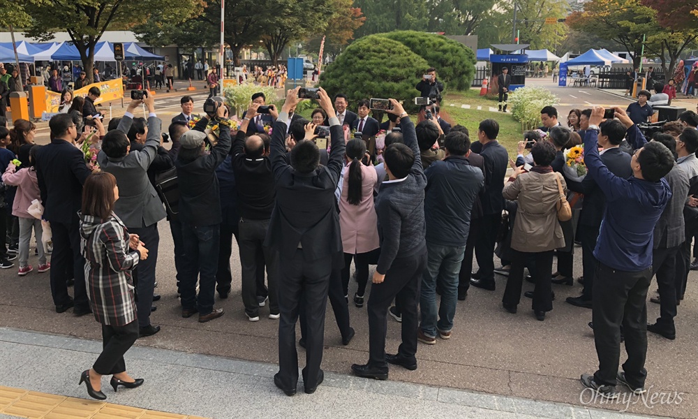  10월 15일에 열린 인천시민의 날 기념식은 마치 졸업식을 마친 사람들이 여기저기 흩어져 있는 듯한 산만하고 자유로운 풍경이었다.