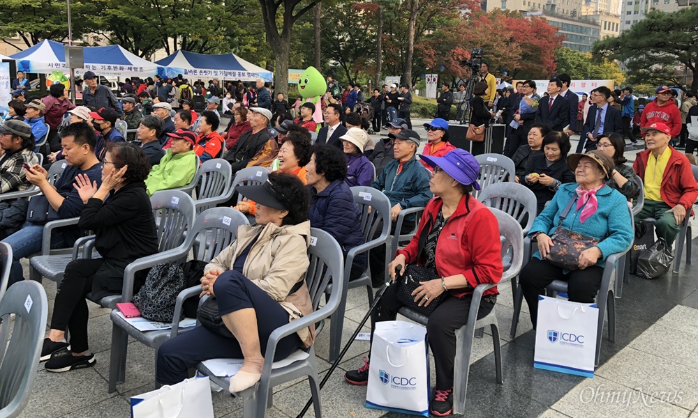  10월 15일 인천시청 앞 미래광정에서 진행된 인천시민의 날 기념 시민공연 때 박남춘 시장은 객석 맨 뒤편에 앉아 시민의 한 사람으로 관람했다.