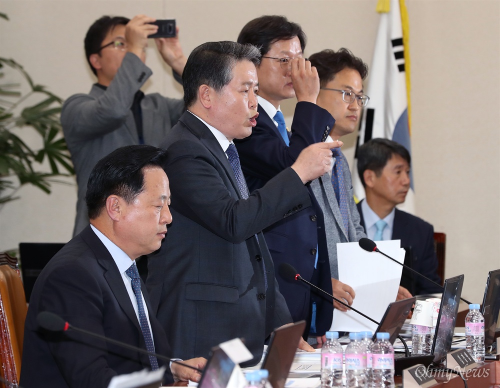 심재철 사퇴 요구하는 김경협 더불어민주당 김경협 강병원 의원 등이 16일 국회에서 열린 기획재정위원회의 한국재정정보원 등에 대한 국정감사에서 질의하는 심재철 자유한국당 의원을 향해 사퇴를 요구하고 있다. 