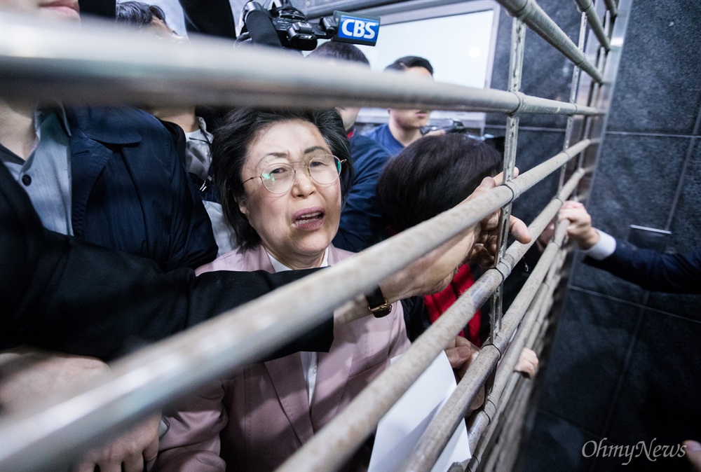 자유한국당 이은재 의원이 18일 오후 서울시청 후문에서 서울교통공사 ‘특혜입사’ 논란을 규탄하는 기자회견 하기 위해 본청으로 들어가려고 하자 입구를 차단해 시 관계자들에게 항의를 하고 있다.
