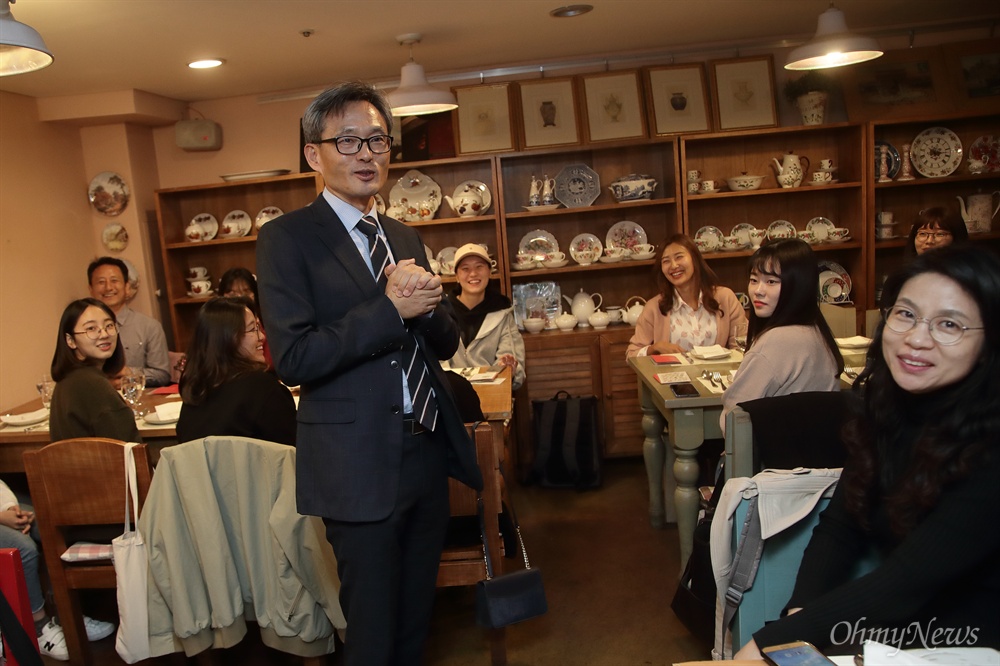  <우리도 사랑할 수 있을까> 저자 오연호 <오마이뉴스> 대표가 20일 오후 서울 중구 정동 한 카페에서 열린 <우리도 사랑할 수 있을까> 독후감 대회 시상식에서 덴마크의 행복한 삶에 대해 이야기를 나누고 있다.