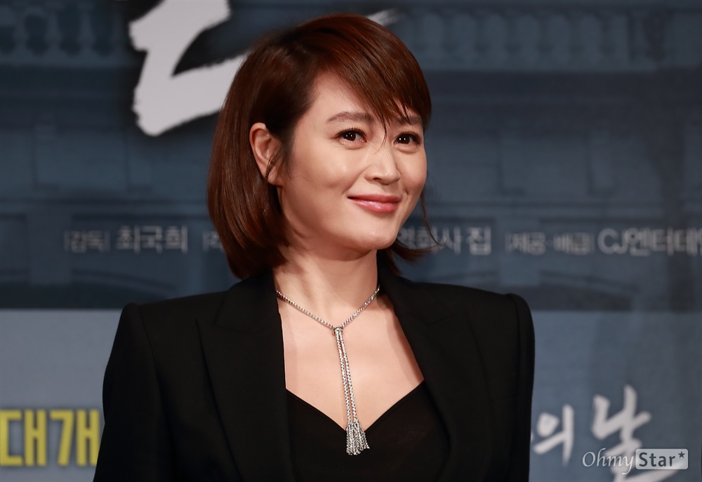 국가부도 예측한 한시현 역의 김혜수 1997년 IMF사태를 다룬 영화 ‘국가 부도의 날’ 제작발표회가 24일 오전 강남구 CGV압구정에서 열렸다. 한국은행 통화정책팀장 한시현 역의 김혜수가 포즈를 취하고 있다. 국가부도까지 남은 일주일간 위기를 막으려는 사람, 위기에 베팅하는 사람, 회사와 가족을 지키려는 평범한 사람들의 이야기를 다뤘다. 11월 28일 개봉예정.