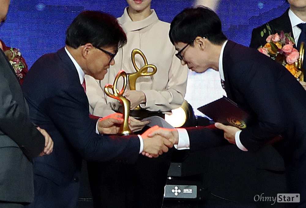 '대한민국 대중문화예술상' 유재석, 드디어! 문화체육관광부가 주최하고 한국콘텐츠진흥원이 주관하는 <2018 대한민국 대중문화예술상> 시상식이 24일 오후 서울 올림픽공원 올림픽홀에서 열렸다. 개그맨 유재석이 대통령표창을 수상하고 있다.