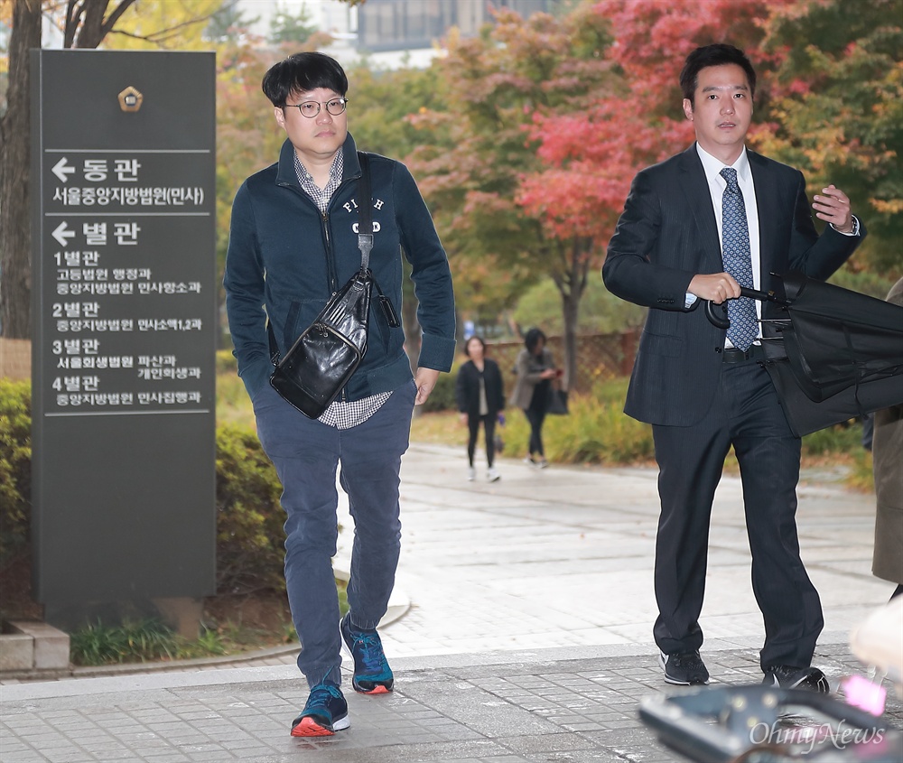 법원 도착하는 윤서인, 김세의 허위 사실을 유포해 고 백남기 농민 유족의 명예를 훼손한 혐의로 재판에 넘겨진 만화가 윤서인씨(왼쪽)와 전 MBC 기자 김세의씨가 26일 오전 1심 선고가 열리는 서초동 서울중앙지법에 도착하고 있다. 이들은 1심 선고에서 각각 700만원 벌금형을 받았다.