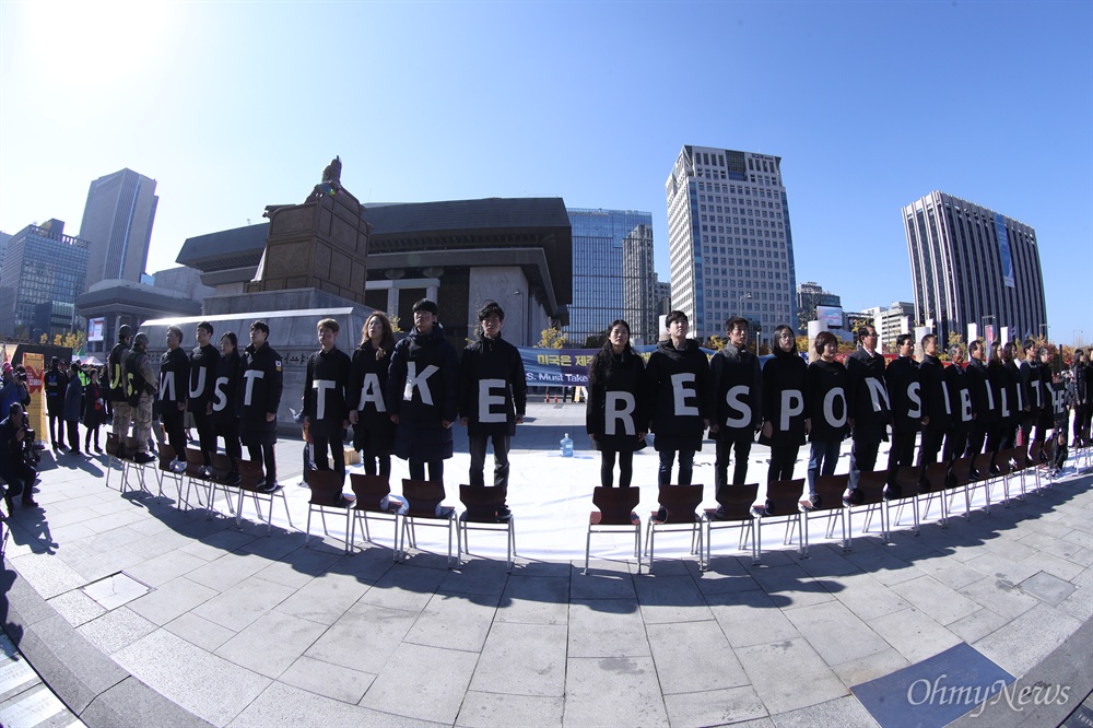  제주 4.3 제70주년 범국민위원회가 31일 오후 서울 광화문 광장 미대사관 맞은편에서 미 정부와 유엔의 제주4.3사태에 대한 책임있는 조치를 촉구하는 10만인 서명 전달식을 진행하며 퍼포먼스를 하고 있다.