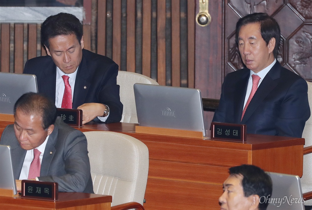 문 대통령 연설듣는 김성태 자유한국당 김성태 원내대표가 1일 오전 국회 본회의장에서 문재인 대통령의 2019년도 예산안 시정연설을 듣고 있다. 