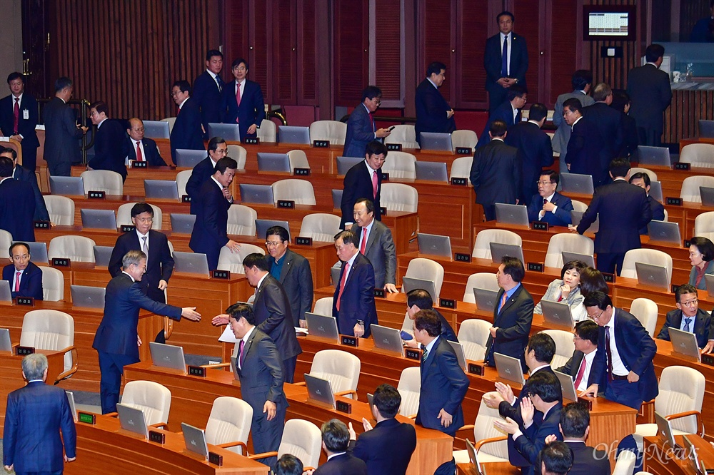 한국당 의석으로 향하는 문재인 대통령 문재인 대통령이 1일 오전 국회 본회의에서 2019년도 예산안 시정연설을 마치고 자유한국당 의원들과 인사를 하는 과정에 한국당 몇몇 의원들이 먼저 퇴장을 하고 있다. 