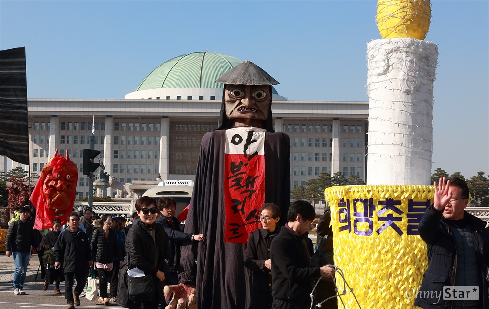 문화예술인 대행진 '블랙리스트 블랙라스트' 적폐청산과 블랙리스트 책임자 처벌을 촉구하는 ‘2018문화예술인 대행진 - 블랙리스드 블랙라스트(Blacklist Blacklast)’가 3일 오후 문화민주주의실천연대 주관으로 여의도 국회앞을 출발해 청와대앞까지 열렸다. 광주민예총, 민족미술인협회, 터울림 등 131개 단체와 문화예술인 2,166명 개인은 선언문을 통해 ‘블랙리스트 불법공모 131명 책임규명권고안 즉각 이행’ ‘진상조사 및 책임규명이행 축소, 왜곡, 방해, 셀프 면책 책임자 문책’ ‘국회의 블랙리스트진상규명 특별법 제정’ 등을 촉구했다.