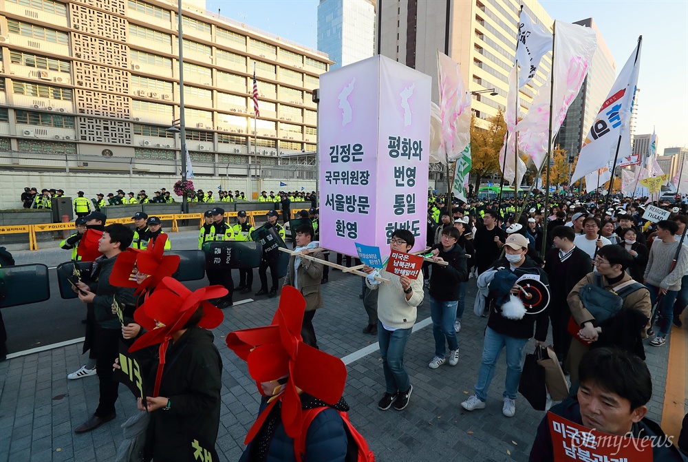 광화문광장 '김정은 서울 방문 환영' 행진 3일 오후 서울 광화문광장 주변에서 ’11.3자주독립선언대회’에 참석한 국민주권연대 회원들이 김정은 국무위원장 서울방문을 환영하는 상징물을 들고 미대사관앞을 행진하고 있다.