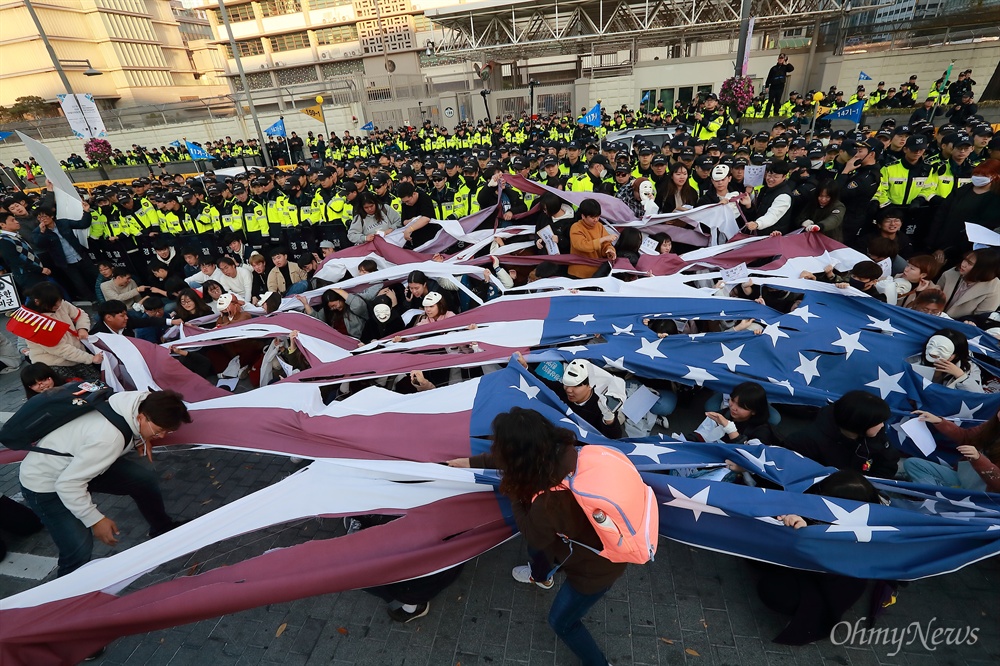 "남북관계 방해말라" 성조기 찢는 국민주권연대 3일 오후 서울 세종로 미대사관앞에서 ’11.3자주독립선언대회’에 참석한 국민주권연대 회원들이 ‘미국은 남북관계 방해말라’ 등의 구호를 외치며 성조기를 찢고 있다.