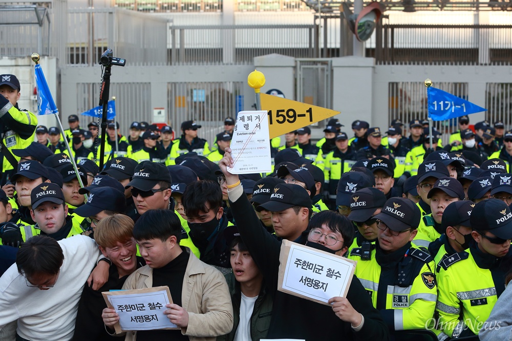 "남북관계 방해말라" 미대사관앞 몸싸움 3일 오후 서울 세종로 미대사관앞에서 ’11.3자주독립선언대회’에 참석한 국민주권연대 회원들이 ‘미국은 남북관계 방해말라’ ‘주한미군 철수’ 등의 구호를 외치며 경찰과 몸싸움을 벌이고 있다.