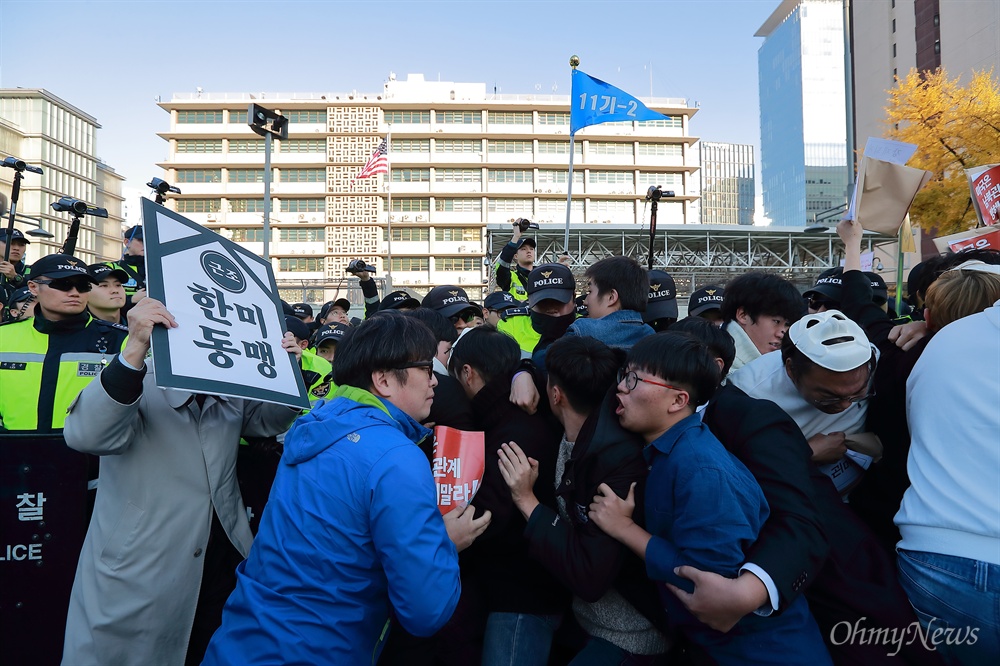 "남북관계 방해말라" 미대사관앞 몸싸움 3일 오후 서울 세종로 미대사관앞에서 ’11.3자주독립선언대회’에 참석한 국민주권연대 회원들이 ‘미국은 남북관계 방해말라’ ‘주한미군 철수’ 등의 구호를 외치며 경찰과 몸싸움을 벌이고 있다.