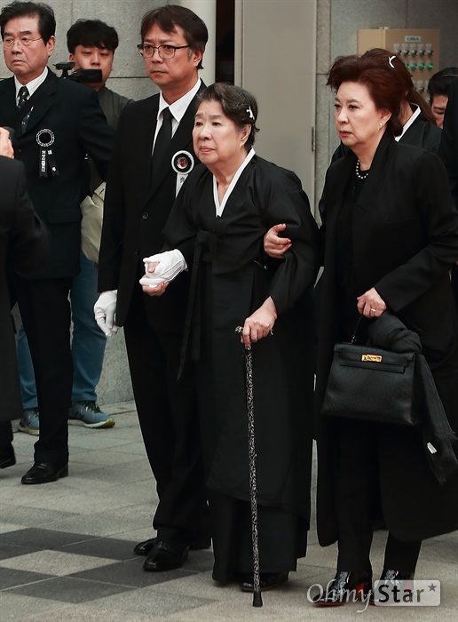 '영원한 스타' 고 강신성일 발인 60년대부터 한국영화 대표배우로 활약했던 ’영원한 스타’ 고 강신성일 한국영화협회 명예 이사장 발인이 6일 오전 서울 송파구 서울아산병원 장례식장에서 영화인장으로 엄수되었다. 부인 엄앵란, 아들 강석현 등 유가족과 영화인들이 고인의 운구를 지켜보고 있다.