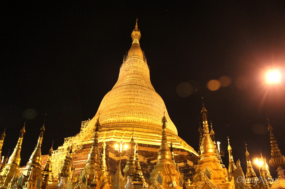  미얀마 양곤 쉐다곤 파고다의 황금대탑.