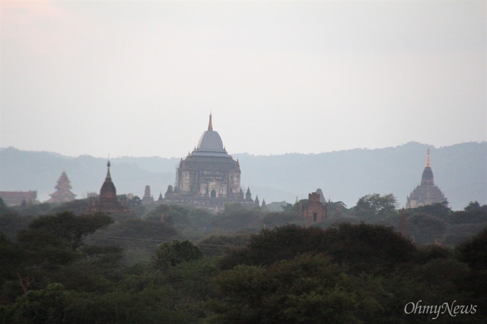 미얀마 바간의 불탑.