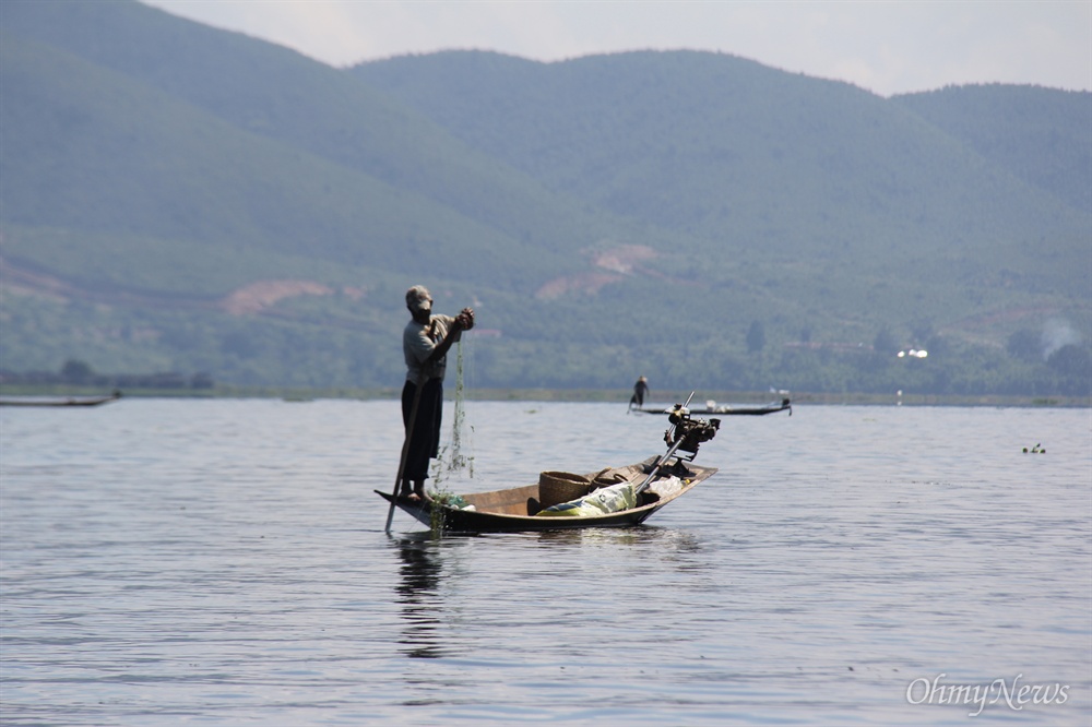  미얀마 인레호수(발로 노를 저으며 물고기를 잡는 어부).