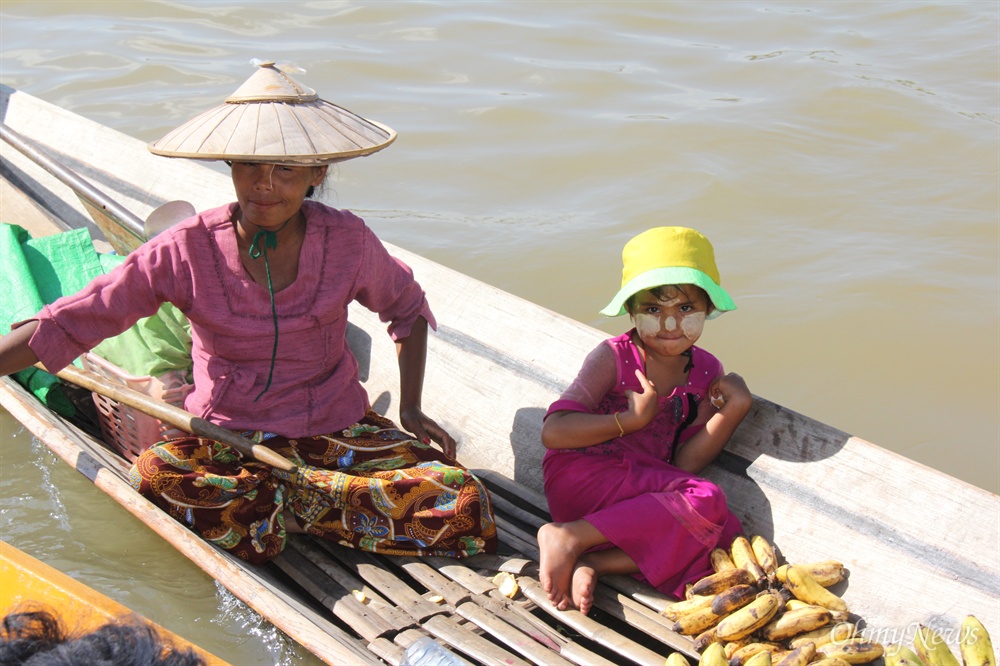  미얀마 인레 호수에서 물건을 파는 사람들.