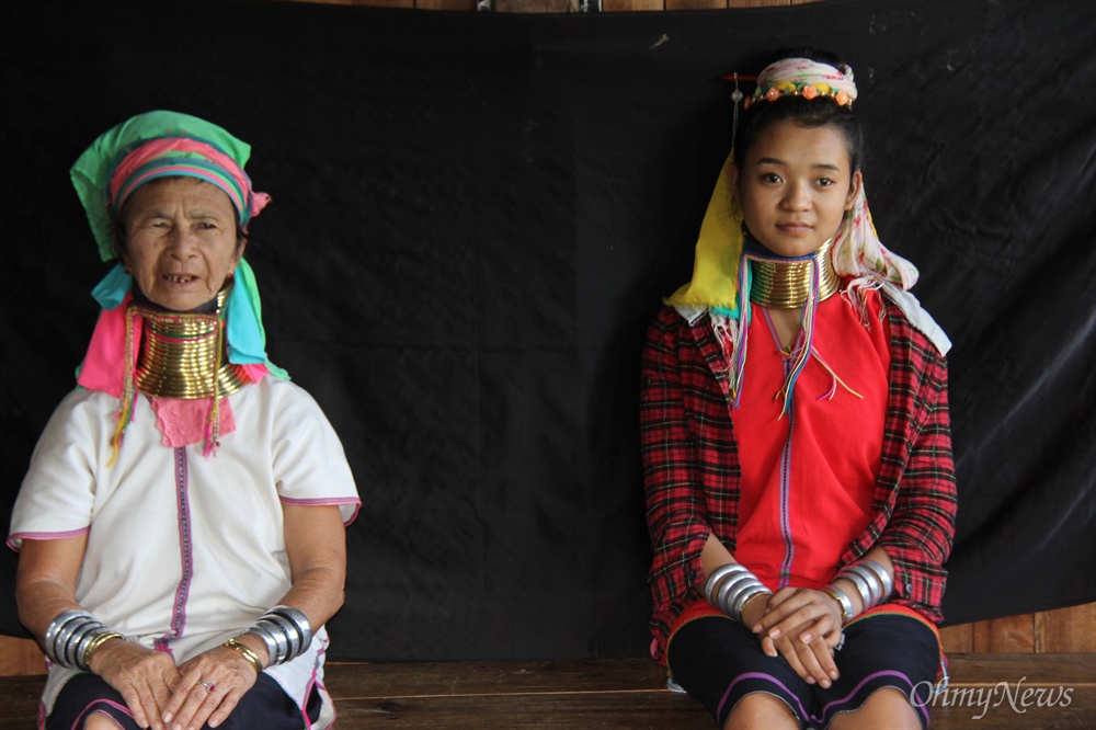  미얀마 인레 호수 부근에 사는, 목이 길어 링을 해서 사는 '빠따옹족'의 여성.