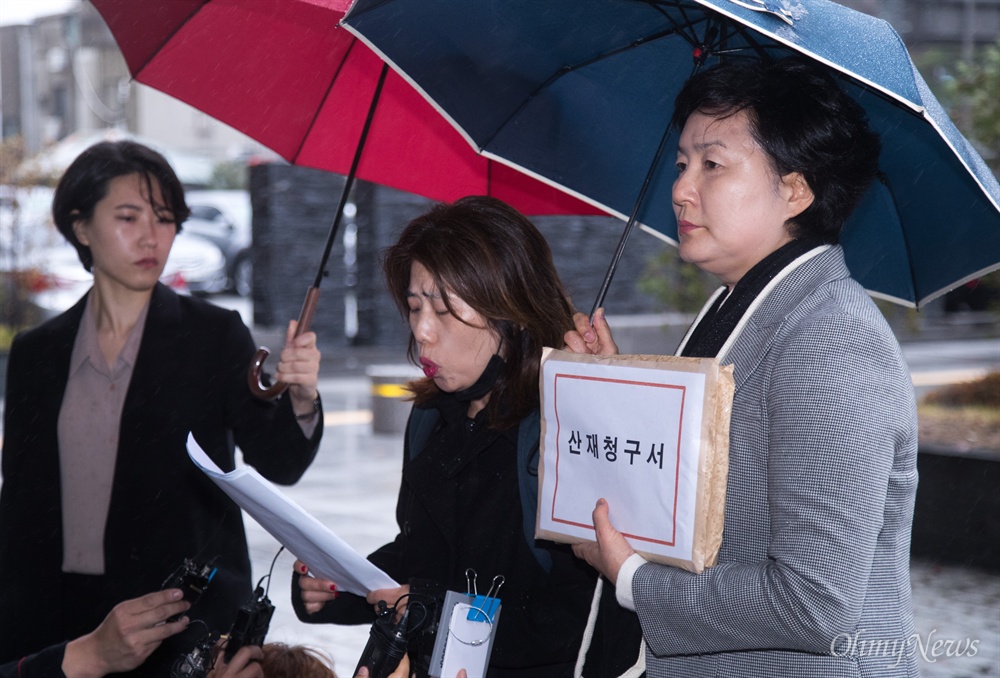  대학 성폭력 피해자 남정숙 전 성균관대 교수가 8일 오후 서울 중구 근로복지공단 서울지역본부 앞에서 성폭력 산재신청을 앞두고 기자회견을 열고 있다.