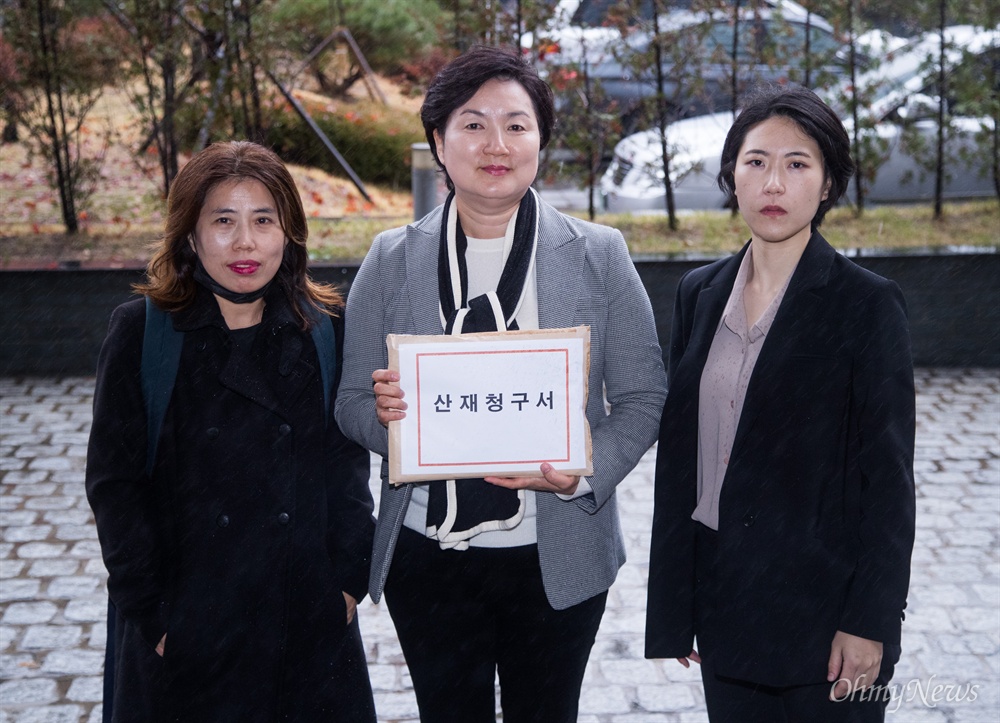  대학 성폭력 피해자 남정숙 전 성균관대 교수가 8일 오후 서울 중구 근로복지공단 서울지역본부 앞에서 성폭력 산재신청을 앞두고 기자회견을 열고 있다.