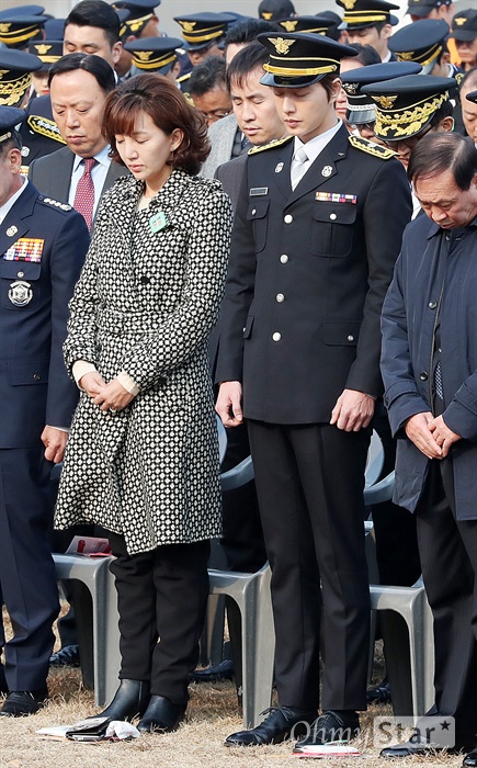 '명예소방관' 박해진, 희생자들을 위한 묵념 제56주년 소방의 날을 맞아 9일 오후 경기도 남양주시 중앙 119구조본부 수도권 119특수구조대에서 열린 기념식에서 명예소방관으로 위촉된 배우 박해진이 설수진 베스티안재단 상임이사와 함께 순직 소방관과 희생자들을 위한 묵념을 하고 있다. 배우 박해진은 소방관 아버지를 둔 팬과의 인연으로 소방안전의 중요성과 소방관들의 노고를 접한 뒤 부상 소방관과 순직한 소방관들을 돕는 기금에 쓰이는 소방관 달력에 노개런티 모델로 나서는 등의 홍보와 지원 활동을 해 오고 있다.