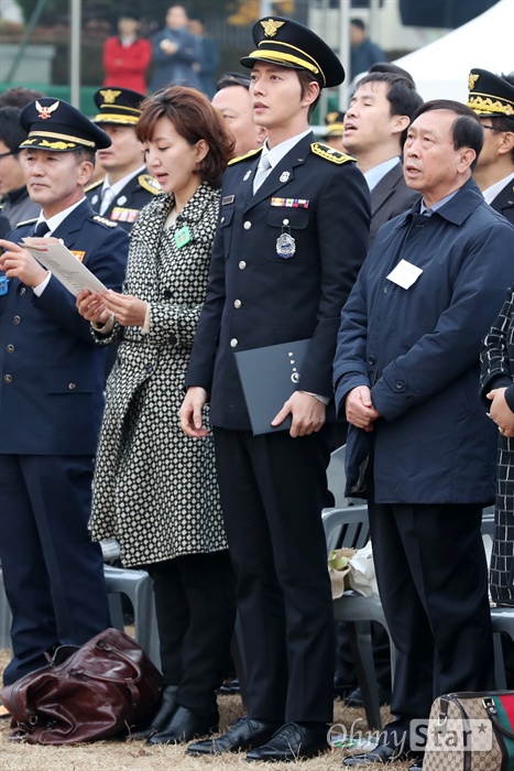 명예소방관 박해진, 소방가 제창 제56주년 소방의 날을 맞아 9일 오후 경기도 남양주시 중앙 119구조본부 수도권 119특수구조대에서 열린 기념식에서 명예소방관으로 위촉된 배우 박해진이 참석자들과 함께 소방가를 제창하고 있다. 배우 박해진은 소방관 아버지를 둔 팬과의 인연으로 소방안전의 중요성과 소방관들의 노고를 접한 뒤 부상 소방관과 순직한 소방관들을 돕는 기금에 쓰이는 소방관 달력에 노개런티 모델로 나서는 등의 홍보와 지원 활동을 해 오고 있다.