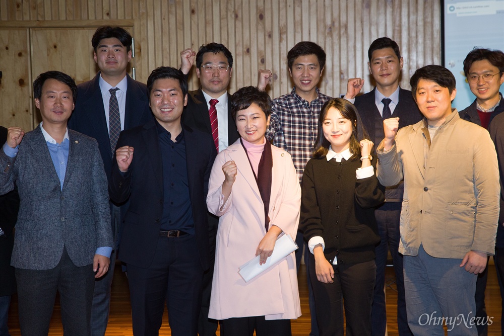 이언주 의원 자유한국당에서 강연 바른미래당 이언주 의원이 9일 오후 서울 서초구 방배동 유중아트센터에서 열린 자유한국당 청년특위 ‘+청년바람 포럼’에서 ‘나는 왜 싸우는가, 한국 우파의 혁명이 필요하다’를 주제로 강연하고 있다.