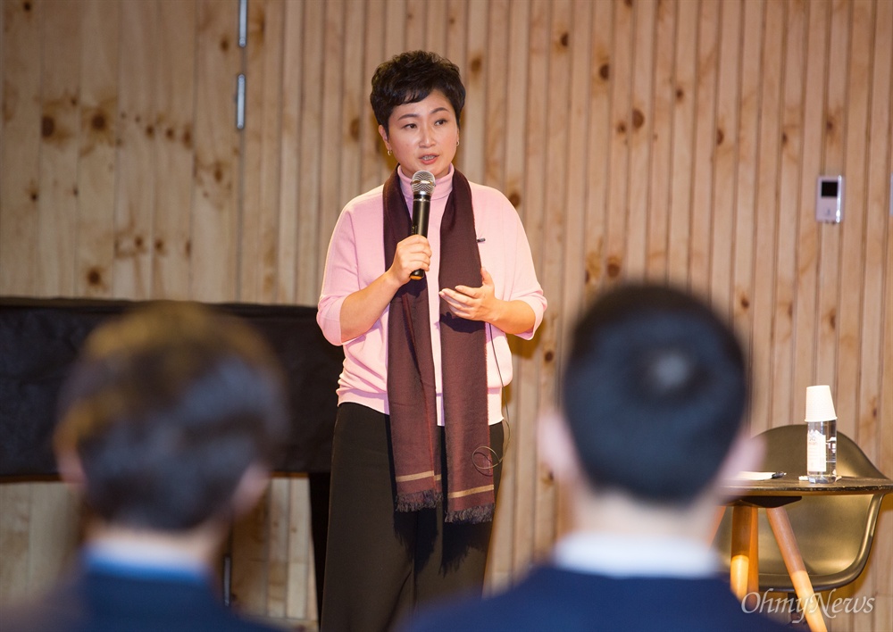 이언주 의원, 자유한국당 행사 참석 바른미래당 이언주 의원이 9일 오후 서울 서초구 방배동 유중아트센터에서 열린 자유한국당 청년특위 ‘+청년바람 포럼’에서 ‘나는 왜 싸우는가, 한국 우파의 혁명이 필요하다’를 주제로 강연하고 있다.