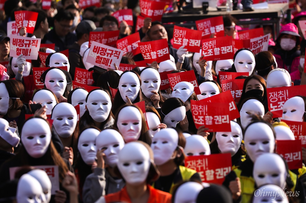  10일 오후 서울 태평로 세종대로 사거리 일대에서 전태일 열사 정신계승 2018전국노동자대회가 열리고 있다. 