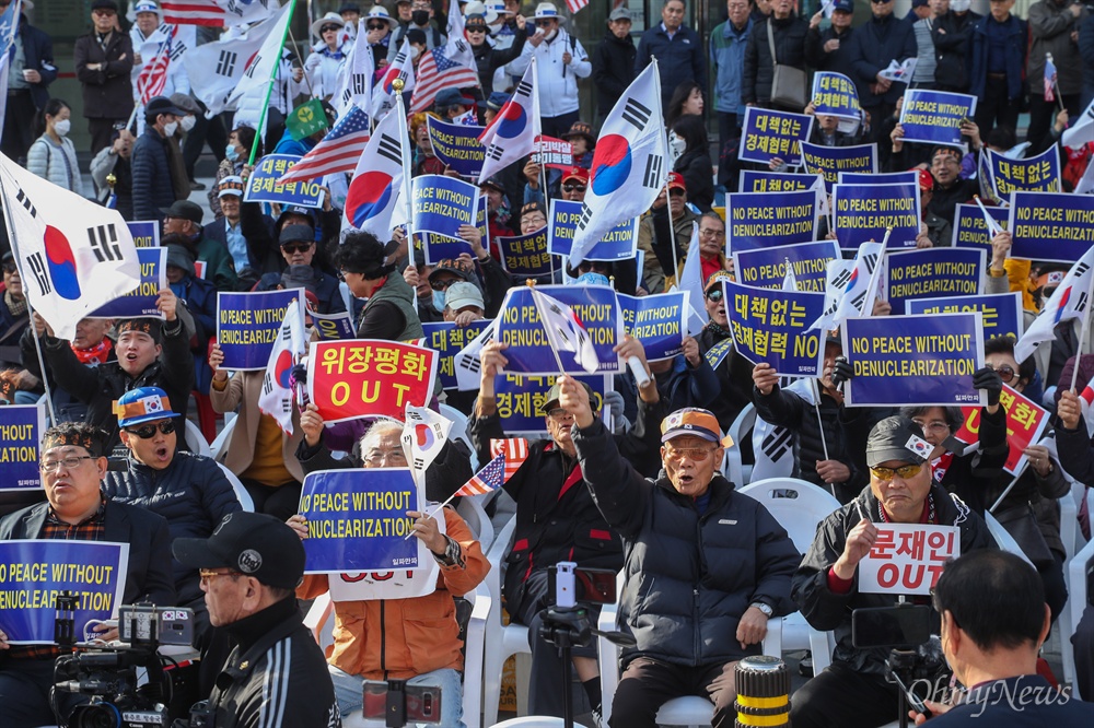  10일 오후 서울 중구 대한문 앞에서 보수단체 회원들이 반정부 집회를 열고 문재인 대통령 퇴진을 외치고 있다.