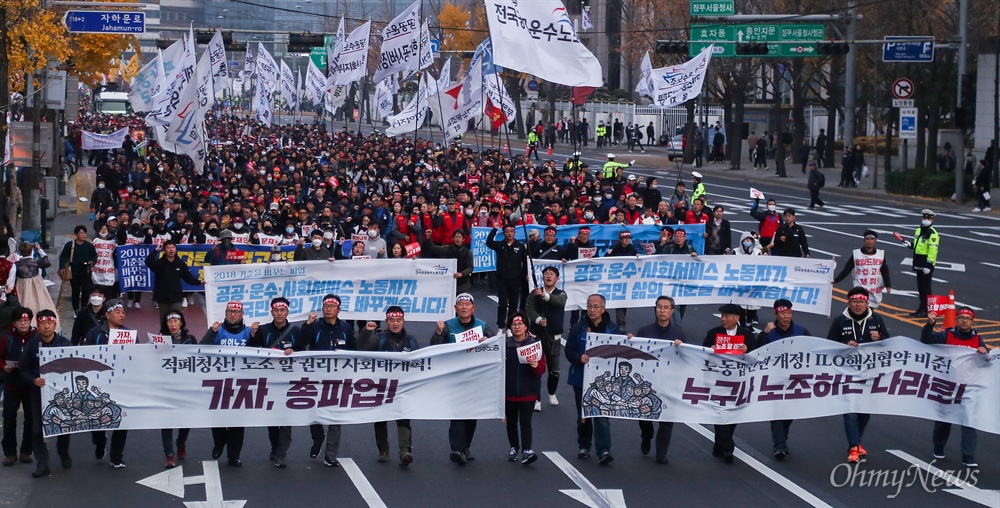  10일 오후 서울 태평로 세종대로 사거리 일대에서 전태일 열사 정신계승 2018전국노동자대회를 마친 집회참석자들이 청와대를 향해 행진 하고 있다. 
