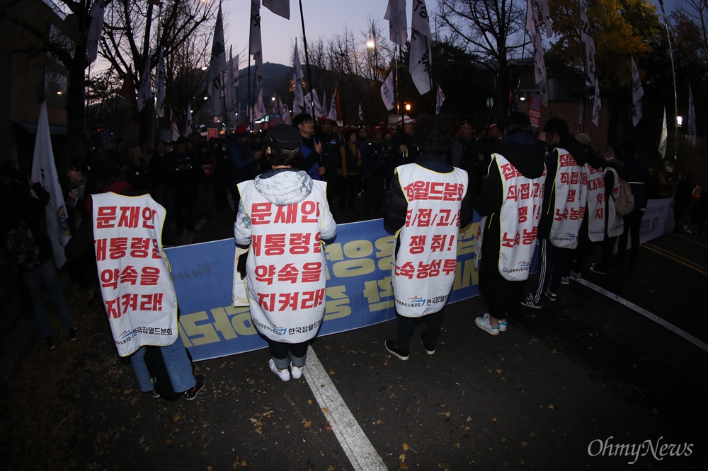  10일 오후 서울 태평로 세종대로 사거리 일대에서 전태일 열사 정신계승 2018전국노동자대회를 마친 집회참석자들이 청와대를 향해 행진 하고 있다. 