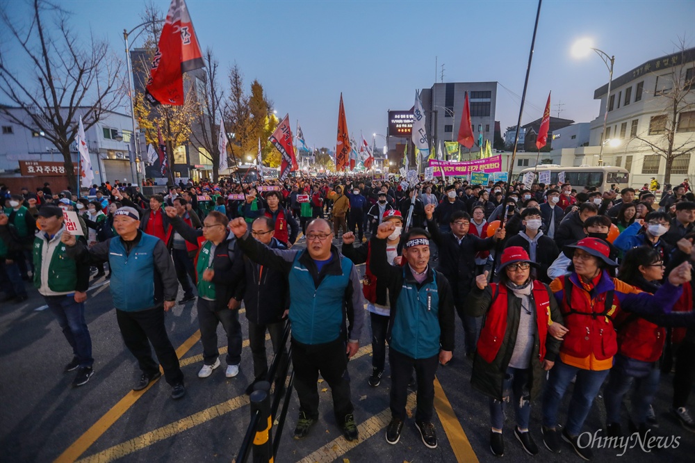  10일 오후 서울 태평로 세종대로 사거리 일대에서 전태일 열사 정신계승 2018전국노동자대회를 마친 집회참석자들이 청와대를 향해 행진 하고 있다. 