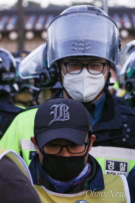  민주노총 비정규직 노동자들이 12일 오후 서울 종로구 정부서울청사 앞에서 청와대로 비정규직 100인 대표단과 문재인 대통령의 직접 면담을 요구 행진을 하던 중 천막농성을 저지한 경찰과 충돌하고 있다.