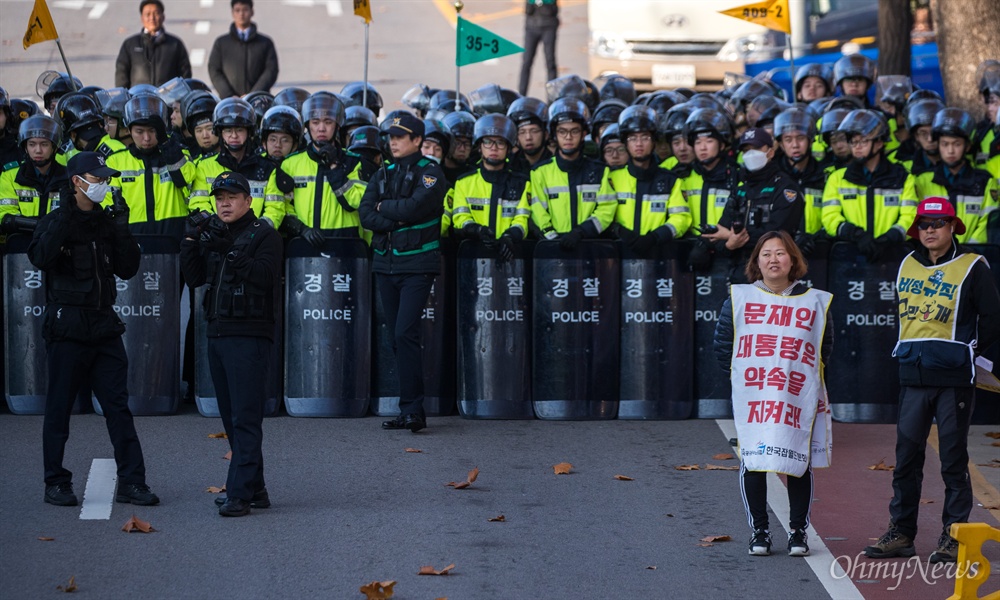  민주노총 비정규직 노동자들이 12일 오후 서울 종로구 정부서울청사 앞에서 청와대로 비정규직 100인 대표단과 문재인 대통령의 직접 면담을 요구 행진을 하던 중 천막농성을 저지한 경찰과 충돌하고 있다.