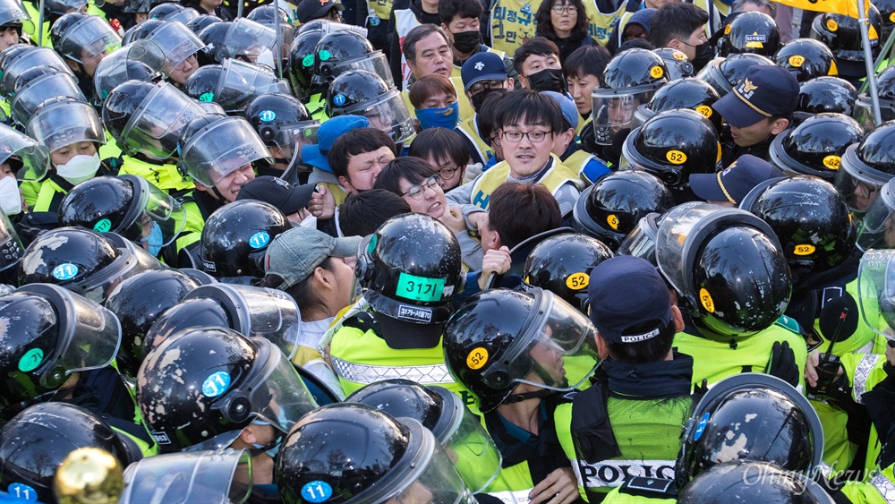  민주노총 비정규직 노동자들이 12일 오후 서울 종로구 정부서울청사 앞에서 청와대로 비정규직 100인 대표단과 문재인 대통령의 직접 면담을 요구 행진을 하던 중 천막농성을 저지한 경찰과 충돌하고 있다.