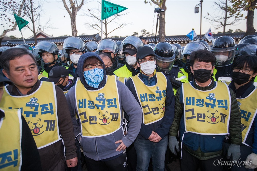  민주노총 비정규직 노동자들이 12일 오후 서울 종로구 정부서울청사 앞에서 청와대로 비정규직 100인 대표단과 문재인 대통령의 직접 면담을 요구 행진을 하던 중 천막농성을 저지한 경찰과 충돌하고 있다.