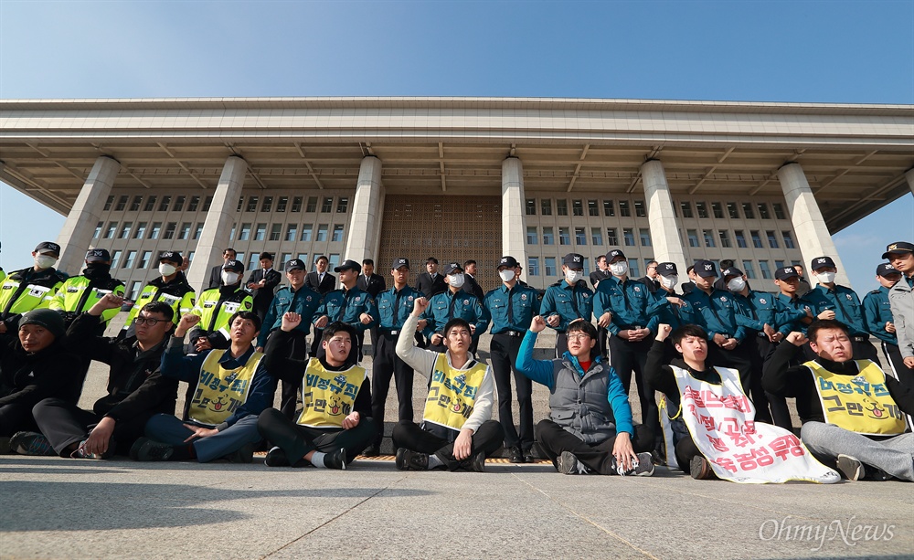  14일 오후 ‘비정규직 그만쓰개 1100만 비정규직 공동투쟁단' 대표들이 국회의사당앞에서 ‘파견법 폐지와 노조법 2조 개정’을 요구하며 농성을 벌이고 있다.